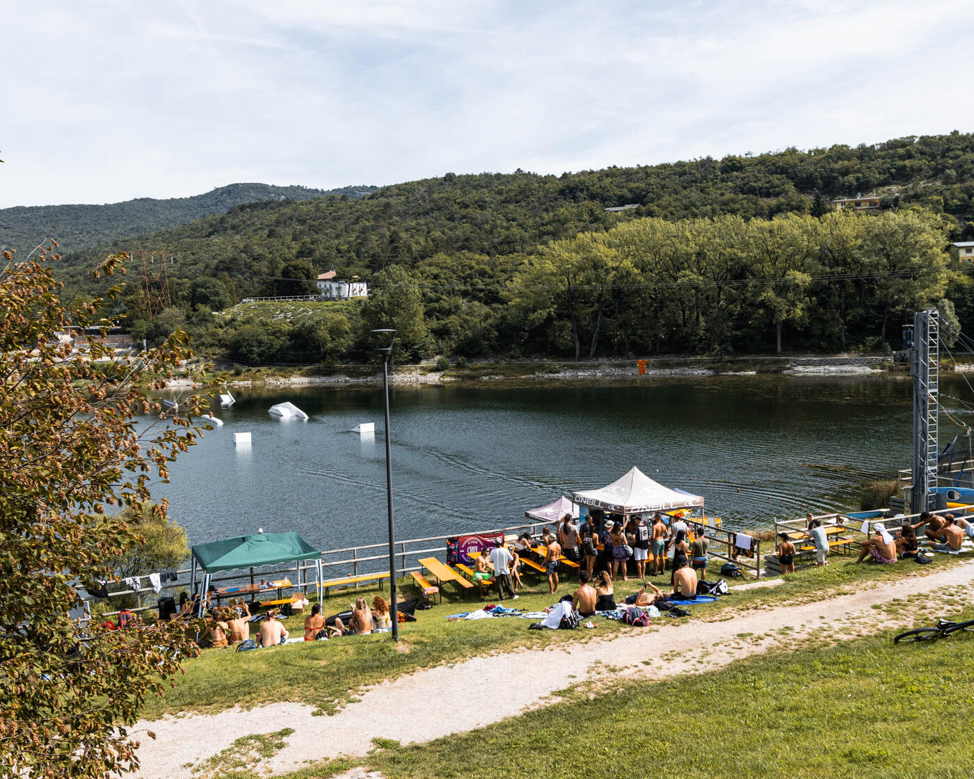 Il parco visto dall'alto: il prato sul lago, i gazebo e gli ostacoli sull'acqua