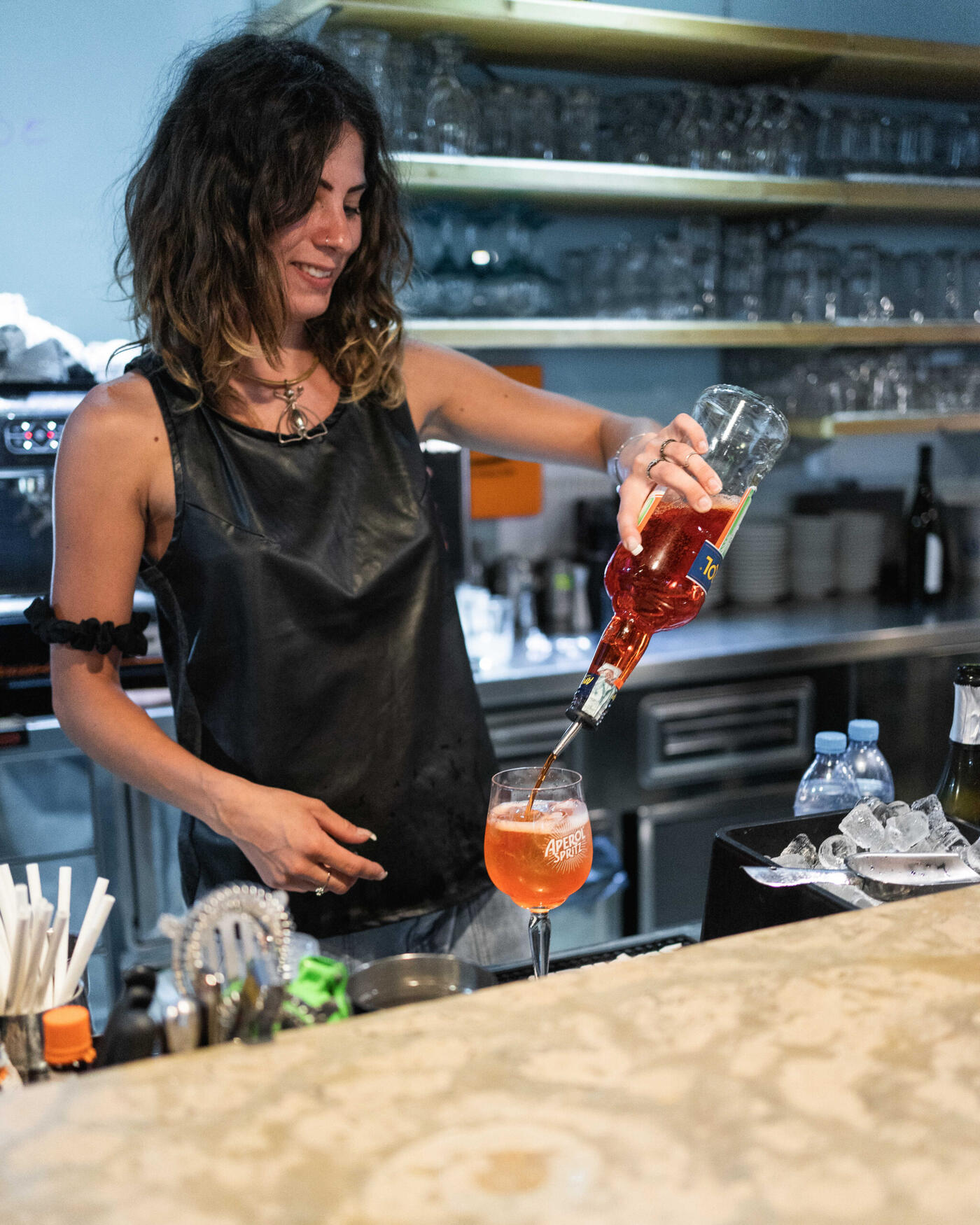 Al bancone del bar, uno spritz che viene versato nel bicchiere